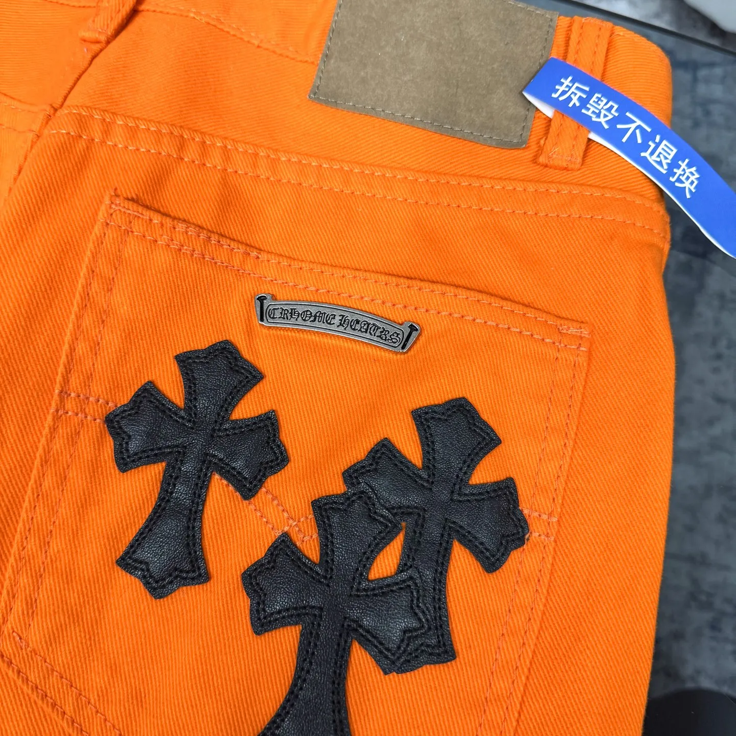 P240 Chrome hearts CH The same style as Yang and Su Extinct Virgil co-branded flare micro-flare jeans Three-dimensional version Loose and comfortable, not picky about the figure Makes you look taller and slimmer Made by a large factory Original quality control Same style for men and women Can be matched with couples Versatile recommendation A must-have jeans for all seasons Made of heavy-duty washed pure cotton denim fabric After washing, they are soft and thick and very stylish when worn Size: M-XXL Color: Orange .............